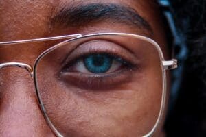 The Pros and Cons of Contact Lenses vs. Glasses